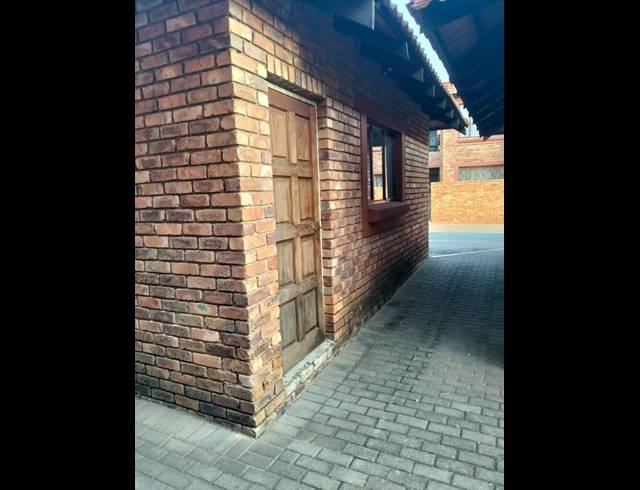 3 BEDROOM TOWNHOUSE FOR SALE IN EDLEEN